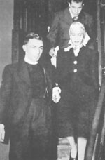 Toni Jo Henry wird von Father Richards und Sheriff Henry Reid in die Todeskammer begleitet. F&uuml;nf Minuten nach Aufnahme dieses Fotos ist sie tot!